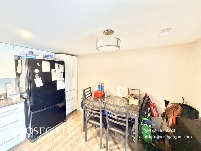 Photo du bâtiment - Bright 1-Bedroom Basement Apartment with All Utilities & 2 Parking Spaces in Kitchener