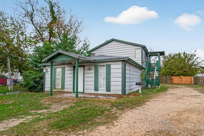 Foto del edificio - 105 Clear Lake Rd