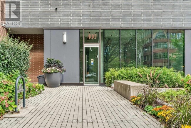 Photo du bâtiment - 400-400 Wellington St W