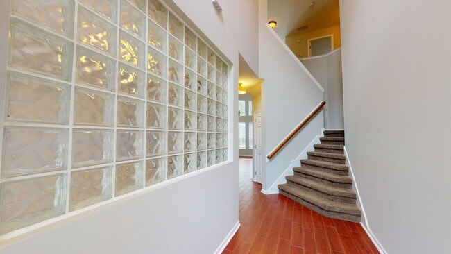 Building Photo - Beautiful 4 bedroom, 2.5 bathroom home for...
