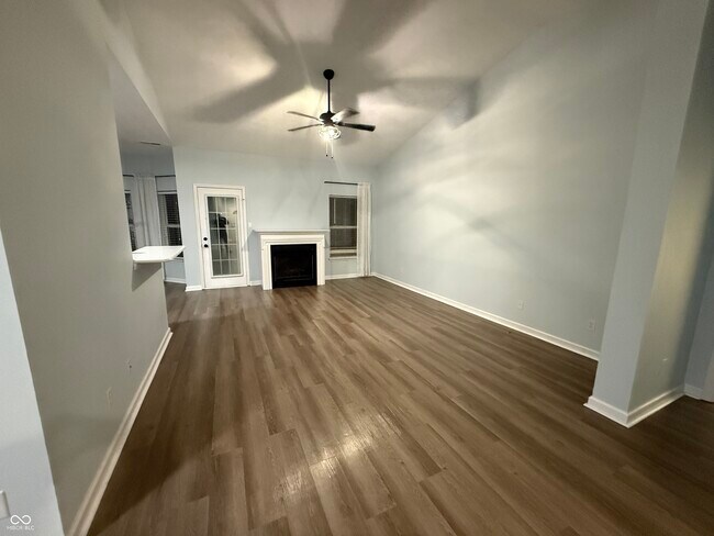 Foto del edificio - 5882 Hollow Oak Trail