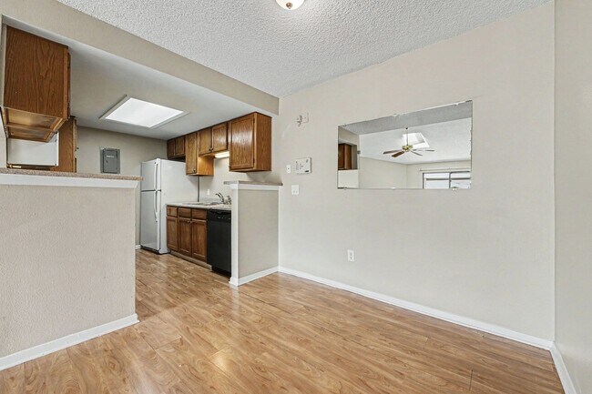 Building Photo - 902 S Walden St
