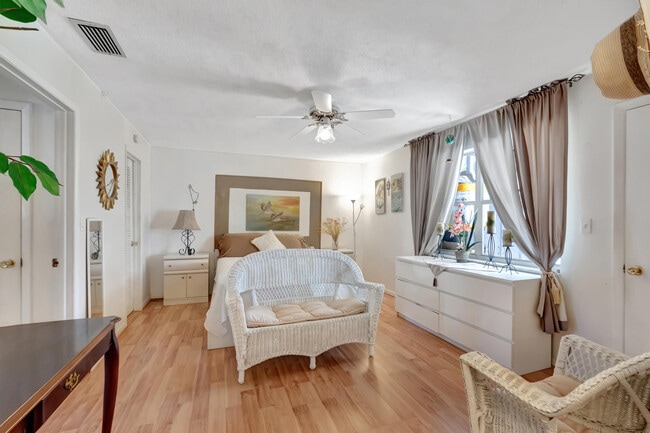 Foto del edificio - 240 High Point Ct