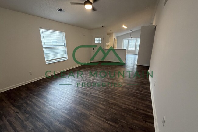 Foto del edificio - Fully Updated 3BR/2BA with Open Floor Plan & High Ceiling!