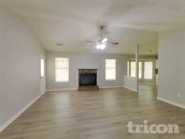 Foto del edificio - 270 Rosewood Dr
