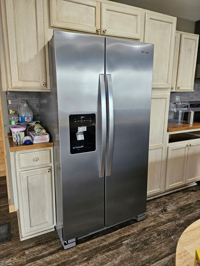 Building Photo - 4 bedroom house, Van Buren