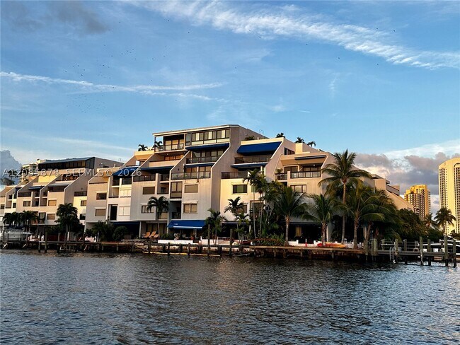 Foto del edificio - 350 Poinciana Island Dr