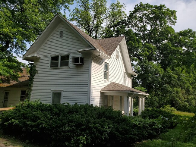 Foto del edificio - Older country home south of Columbia off O...