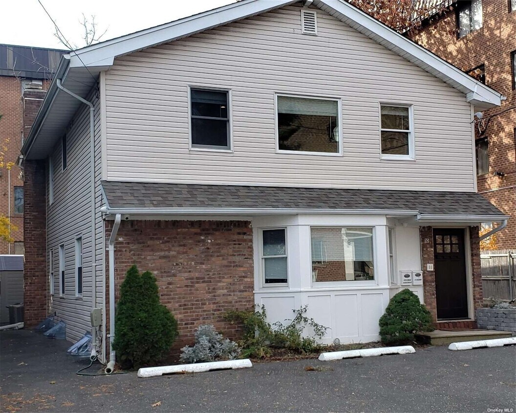 10 Chelsea Pl, Great Neck, NY 11021 House Rental in Great Neck, NY