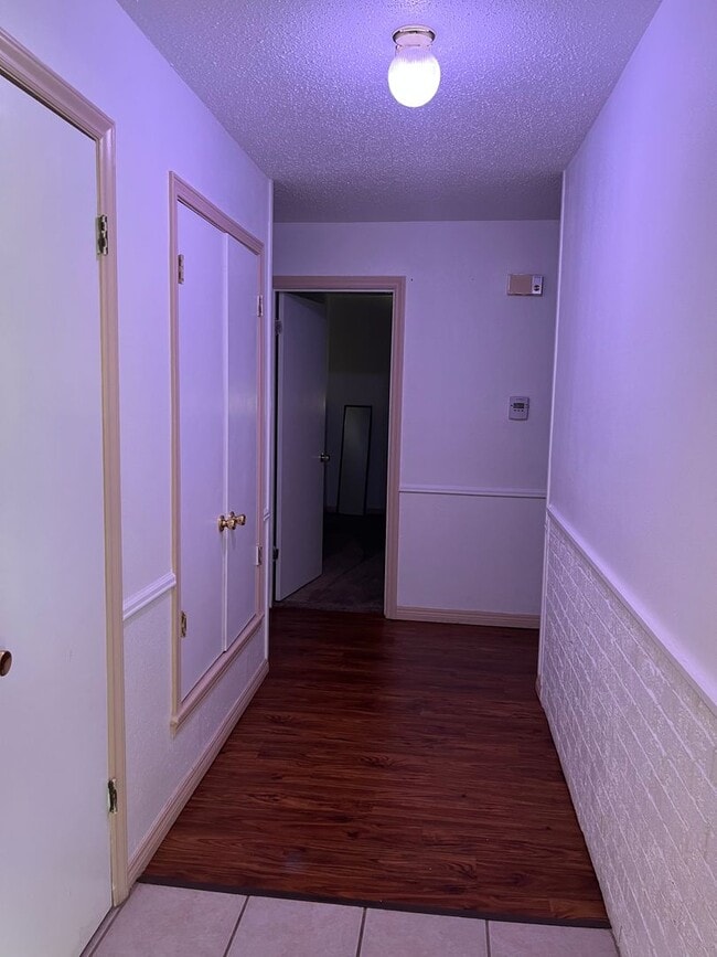 Building Photo - 4bedrooms 2 bathroom walking distance to B...
