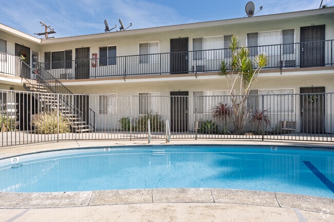 Piscina - Alondra Palm LLC