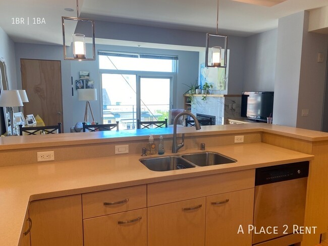 Building Photo - Amazing 1 Bed, 1 Bath 3 blocks from the Ma...