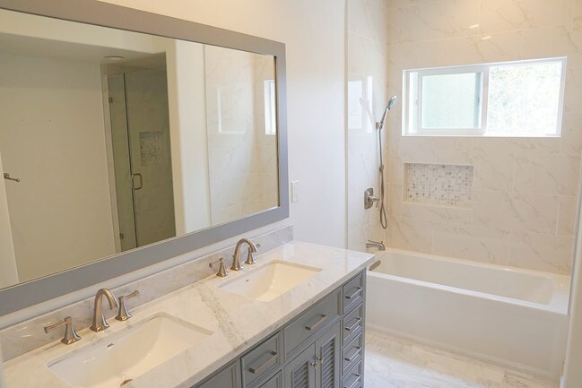 4476 bathroom - 4474-4476 Estrella Ave