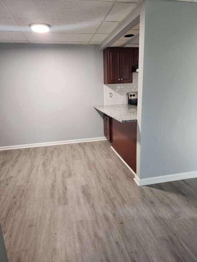 Foto del edificio - Renovated 1-Bedroom Apartment in Troy – Pe...