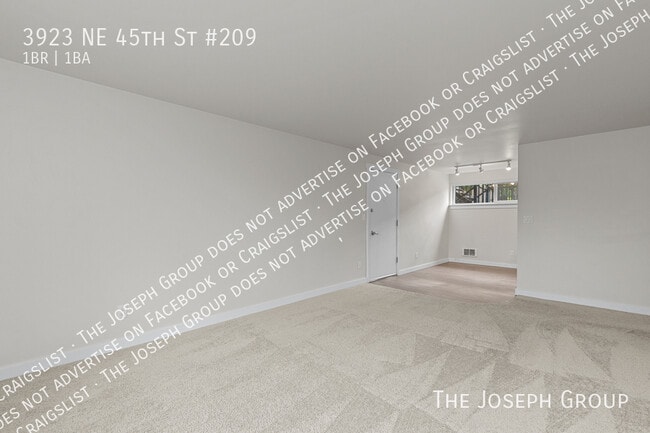 Building Photo - 3923 NE 45th St