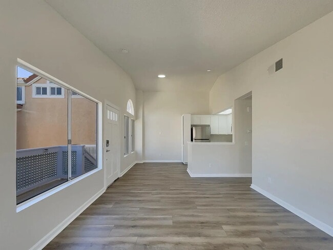Foto del edificio - "Coastal Comfort: Spacious 2-Bed, 2-Bath Retreat in Oceanside!"
