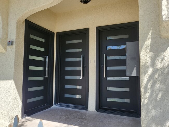 Foto del edificio - 740 Lime Ave