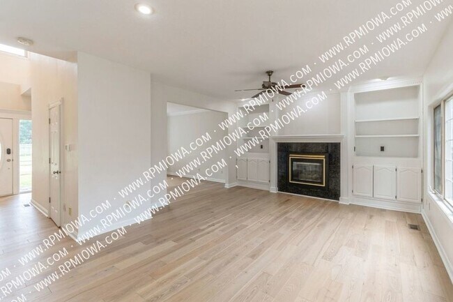 Building Photo - GREAT LOCATION IN COUNTRY CLUB!! 4 Bedroom...