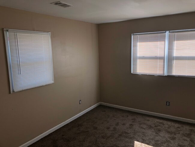 Building Photo - 1706 Riverside Ct NE