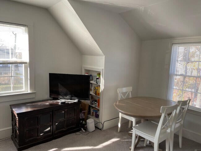 Area for a Dining Table - 625 Meadow St