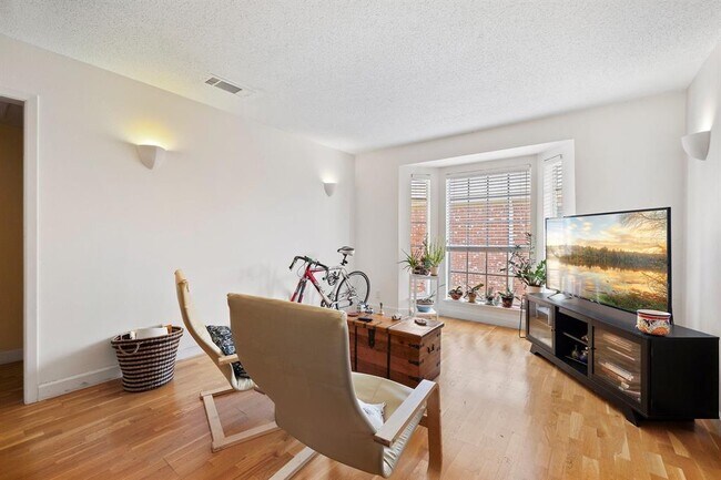 Foto del edificio - 7920 Rockwood Ln