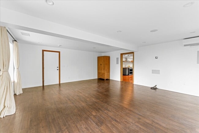 La sala de estar ingresa a la cocina. - 473 Panoramic Hwy