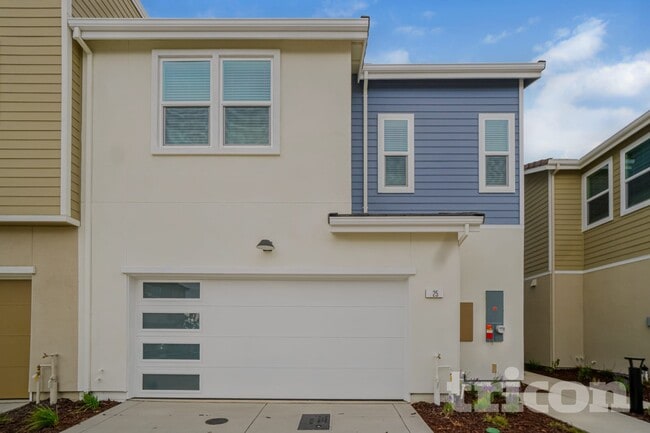 Building Photo - 25 Adella Pl
