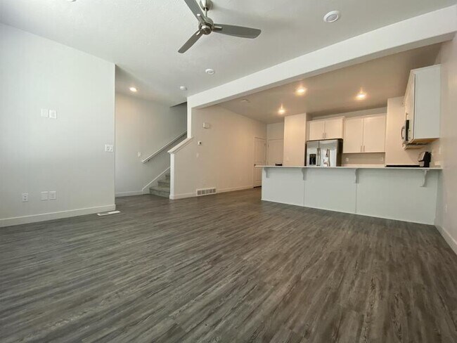 Foto del edificio - 15499 Aqua Mountain Ln