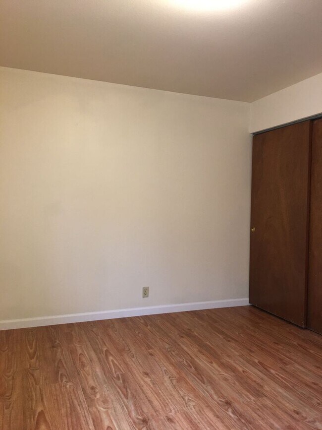 Foto del edificio - 705 Lyle Ave