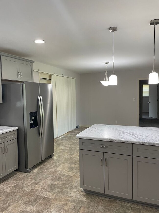 Building Photo - 162 E Regent Drive -Showings Start 7/27