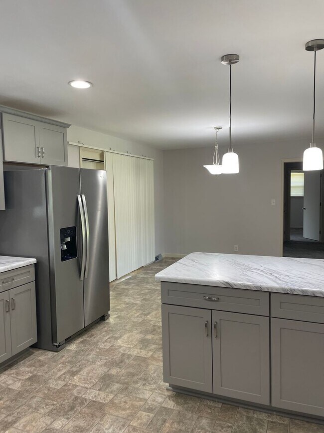 Foto del edificio - 162 E Regent Drive -Showings Start 7/27