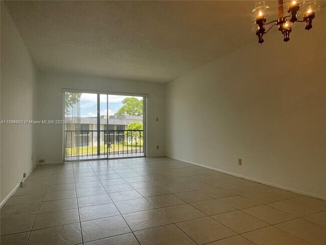 Building Photo - 8020 N Colony Cir