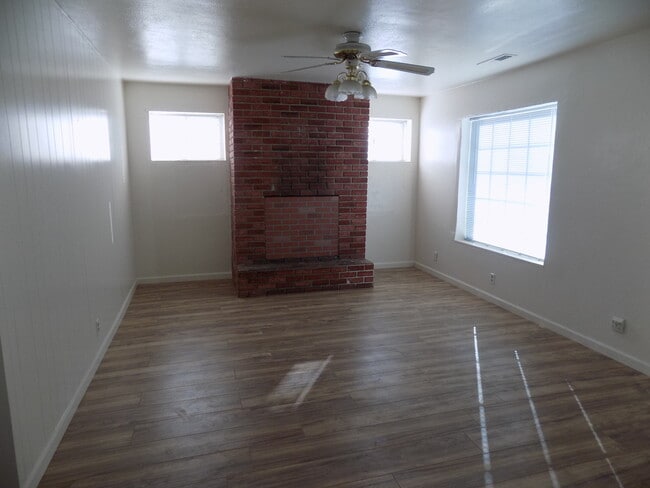 Foto del edificio - 4501 Thompson Ave