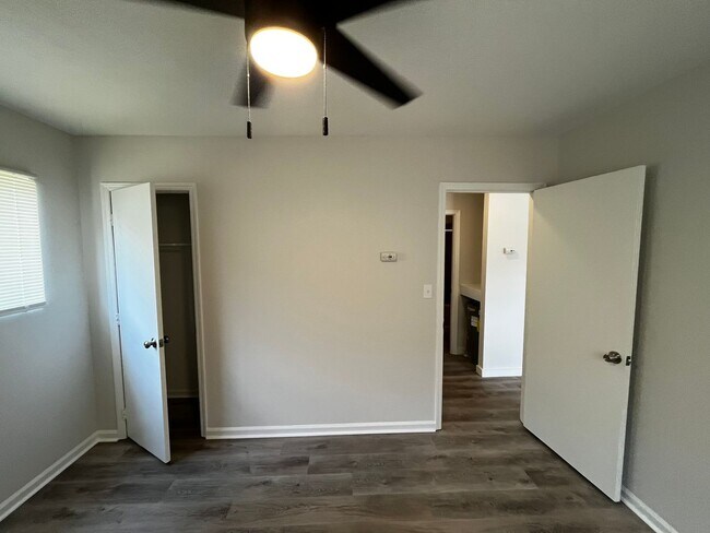 Building Photo - Newly Renovated Unit!!