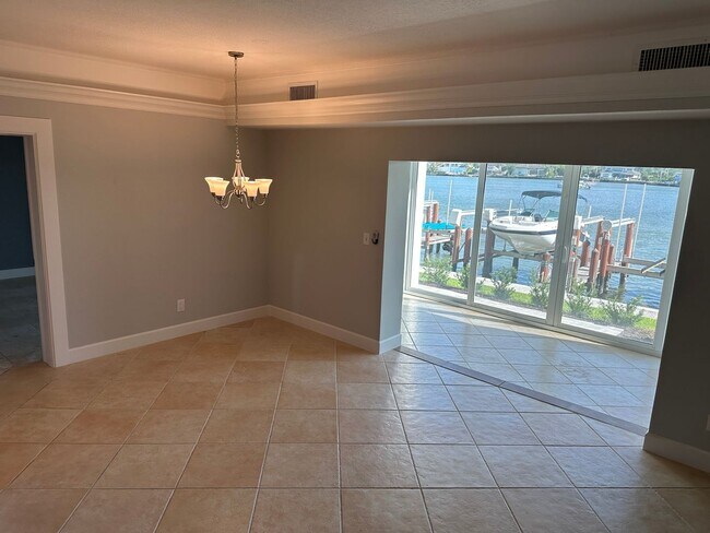 Foto del edificio - ** 1 BEDROOM UNFURNISHED RARE 1ST FLOOR CO...