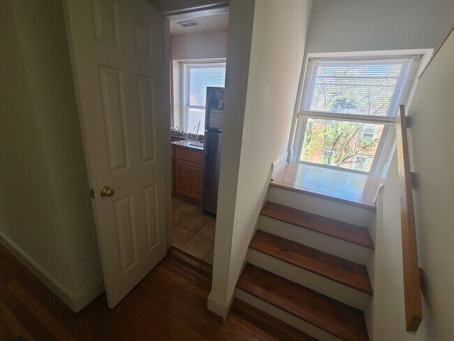 Building Photo - Spacious, Sunny 2BR/2BTH w/ HW Floors, New...