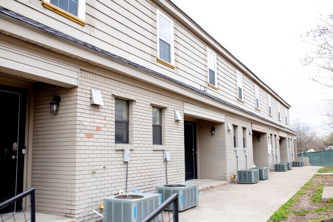 Building Photo - 624 S Cedar St