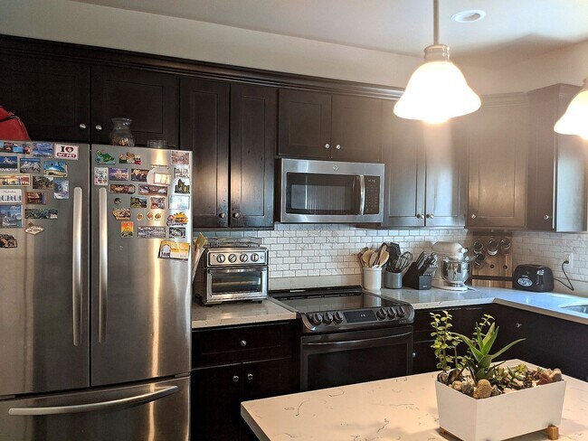 Foto del edificio - Stunning three bedroom in CK school district with fully fenced yard, corner lot, AC and more!