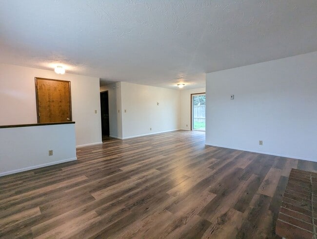 Building Photo - Great 3-Bedroom, 2-Bath Home In A Cul-De-Sac!