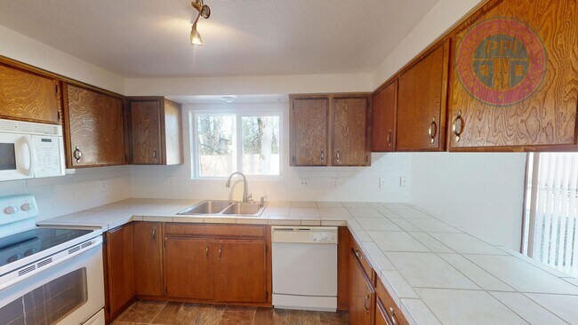 Building Photo - Single Level Ranch, Large Backyard, Privat...