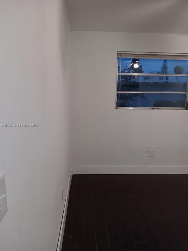Building Photo - 107 SW 18th Ct