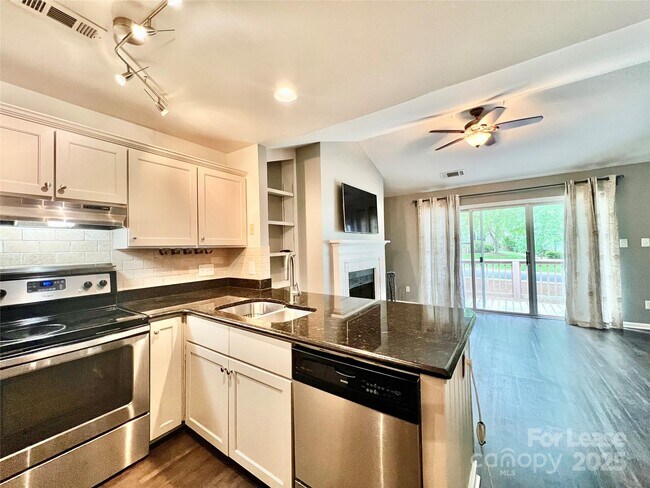Foto del edificio - 3306 Selwyn Farms Ln