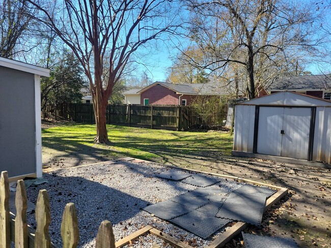 Foto del edificio - 5403 Torgerson Dr