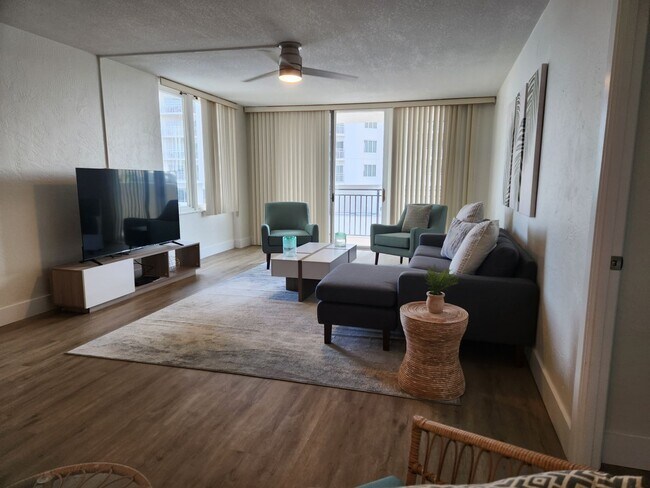 Foto del edificio - 2 bedroom furnished condo in Oceans Seven ...