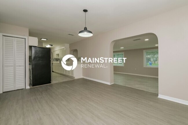Building Photo - 4 Bedroom Pet-Friendly Home in Tampa, FL with Main Street Renewal