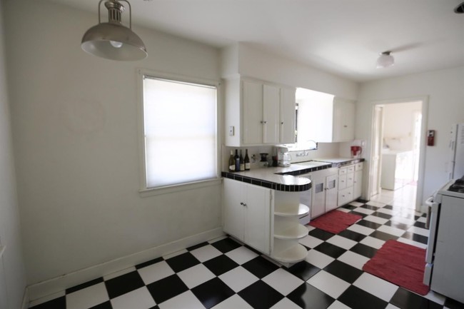 Building Photo - 3 br, 2 bath House - 1741 N Farris Ave