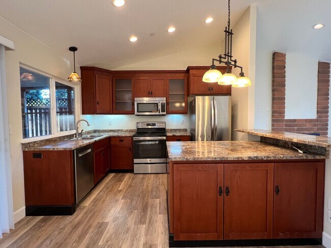Foto del edificio - Beautifully Updated 3 Bedroom 2 Bathroom H...