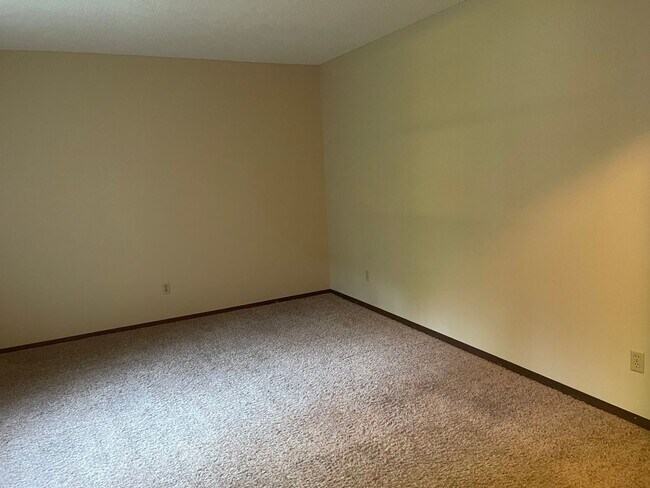 Building Photo - RARELY AVAILABLE 3 BED, 2 BATH, 2 CAR GARA...
