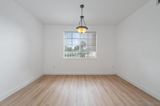 Foto del edificio - 1201 Myrtlewood Cir E