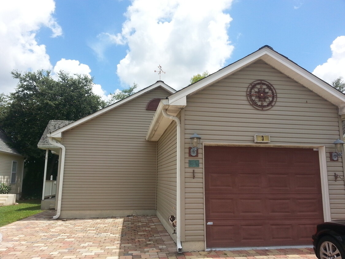 Building Photo - ** LEAWOOD LAKES ** 3/2/1 SINGLE FAMILY HO...